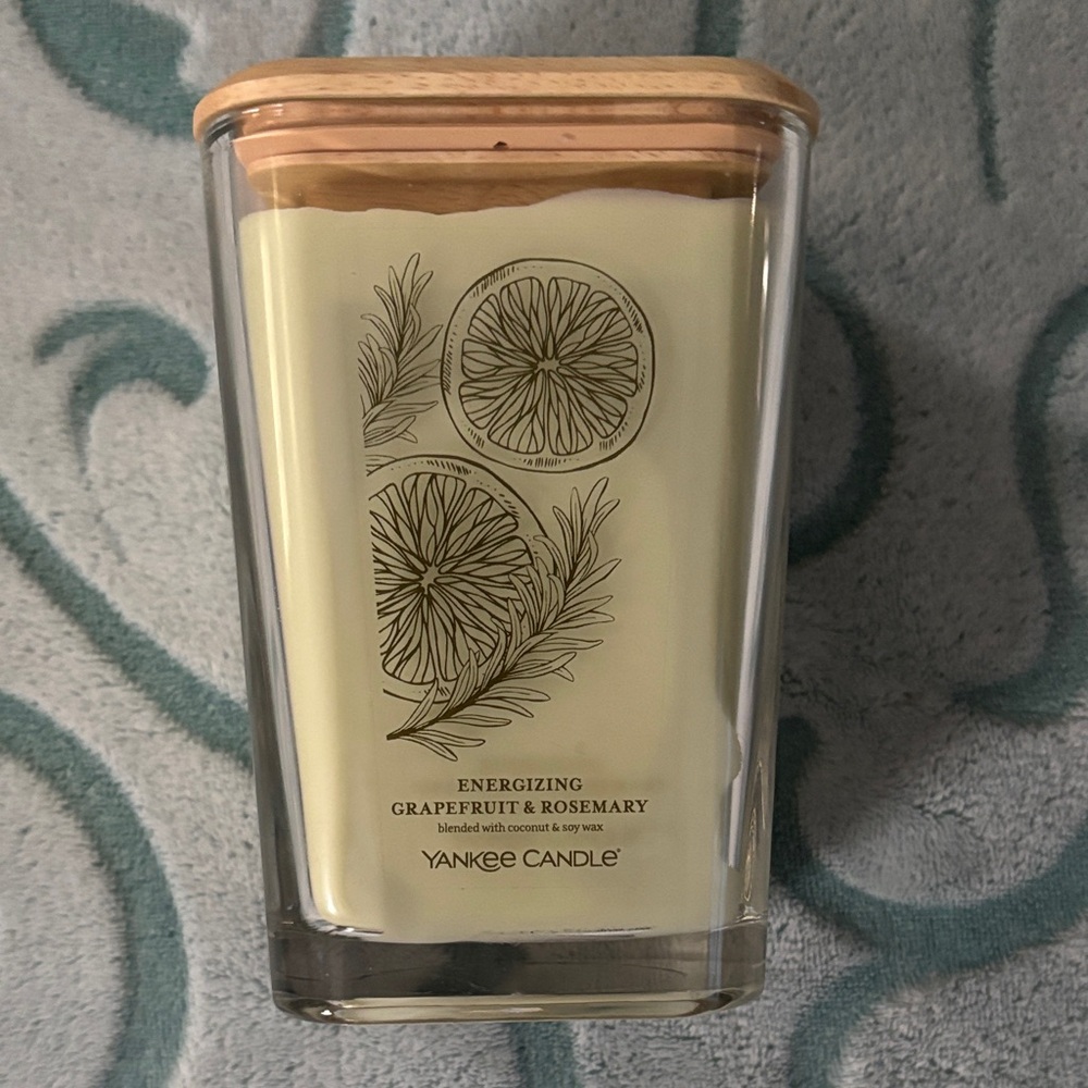 Yankee Candle With Gift Bag — Energizing Grapefruit and Rosemary.